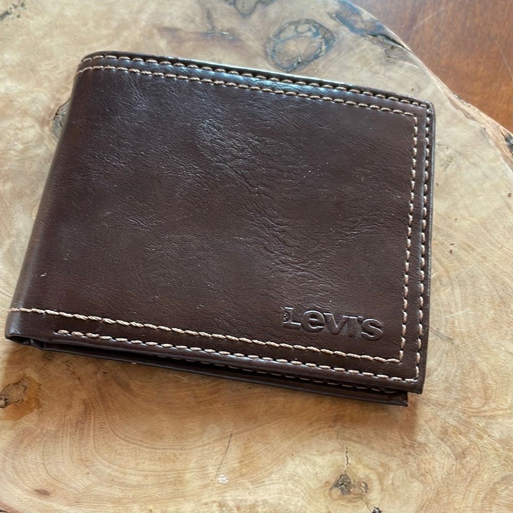 NEW. Levi's Logo Bifold Wallet